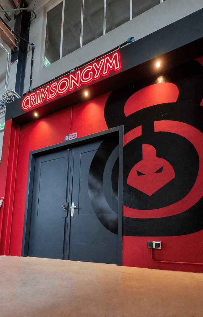 De ingang van Crimsongym in Roermond